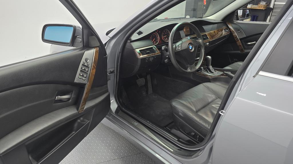 BMW Série 5 (E60) 523i