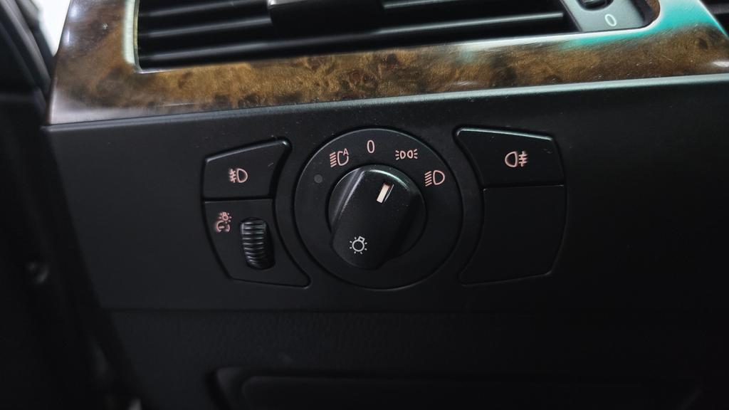 BMW Série 5 (E60) 523i