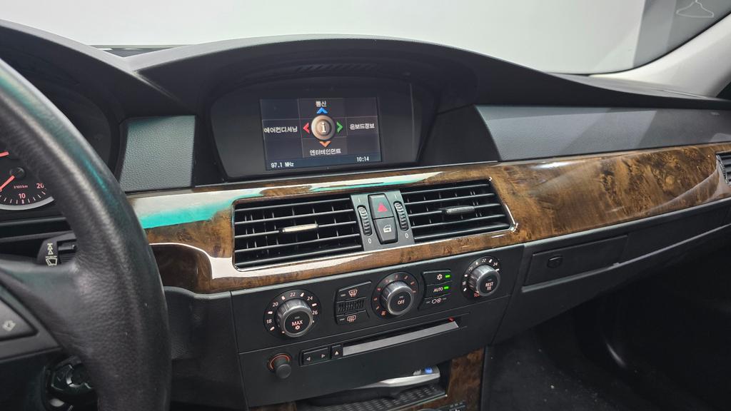 BMW Série 5 (E60) 523i